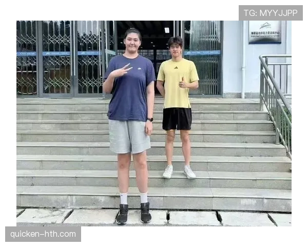 潘展乐训练完直接去奢侈品店刷卡，这自律和花钱的速度一样狠